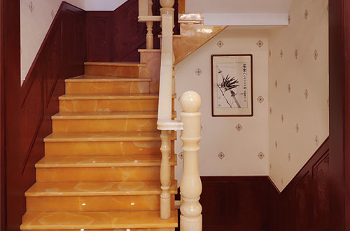 镇赉中式别墅室内汉白玉石楼梯的定制安装装饰效果